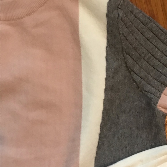 Light sweater with geometric color block pattern - Picture 3 of 4